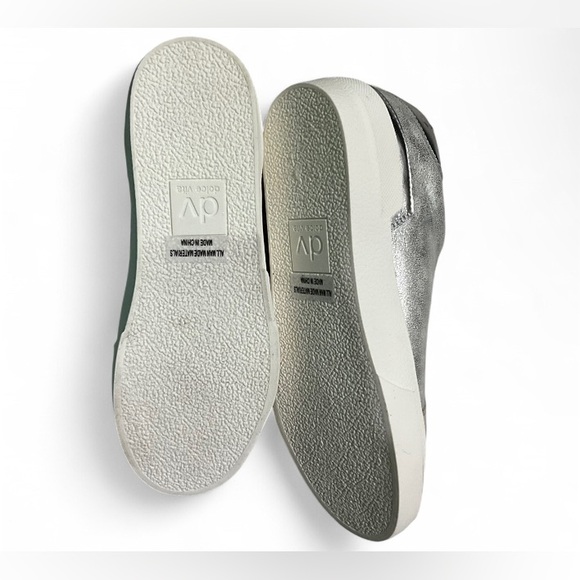 Dolce Vita Helix Women's Sneaker Silver Metallic Goose Shoe Women’s Size 7.5 - Picture 3 of 5